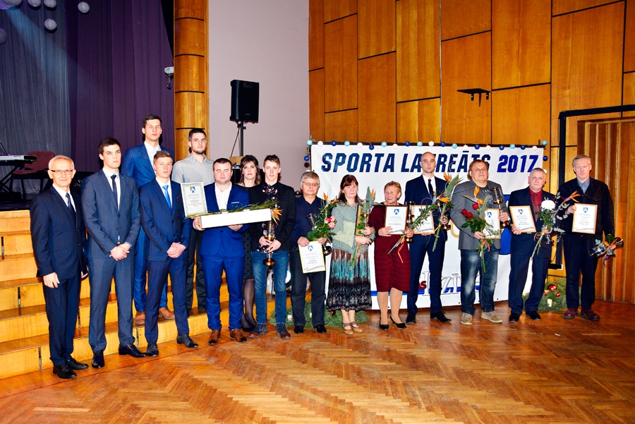 Bauskas novada 2017. gada sporta laureāti un balvu saņēmēji – Guntars Purviņš (no labās), Dailis Mucenieks, Gintauts Tarvids, Rivo Vožniaks, Velta Bruce, Inta Liepa, Dainis Pavilons un basketbola komanda «SC «Mēmele»/Bauskas BJSS».
Autors: Ivars Bogdanovs