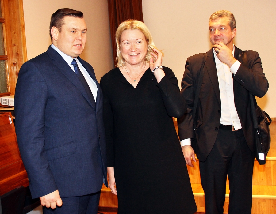 Partijas pārstāvji Atis Zakatistovs (no labās), Linda Liepiņa un tikšanās organizators Inesis Lasmanis.
Autors: Uldis Varnevičs