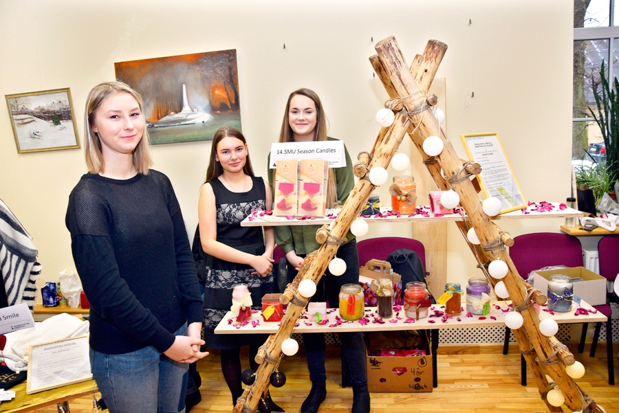 Sveces no Iecavas firmas «Season Candles» smaržo tikai tad, kad iedegtas, jo izmantotas dabiskās aromātvielas.
Autors: Ivars Bogdanovs