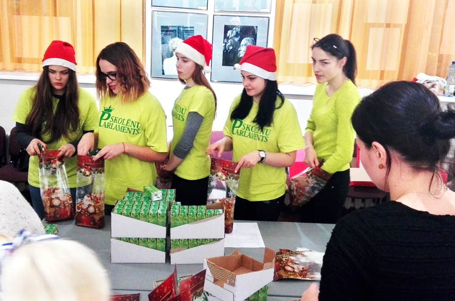 Uzvaras vidusskolas skolēnu parlamenta aktīvisti līdz ar citiem pildīja saldumu paciņas.
Autors: no pašvaldības albuma