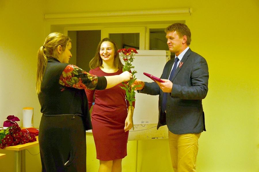 Izstādes atklāšanā paldies vārdi tika teikti vietējiem ļaudīm, kuri dalījās ar saviem bilžu krājumiem. Vita Reinfelde (centrā) un Diāna Turka pasniedz jauno fotogrāfiju grāmatu vienam no dalībniekiem – Arvim Druviņam.
Autors: Laura Rauda