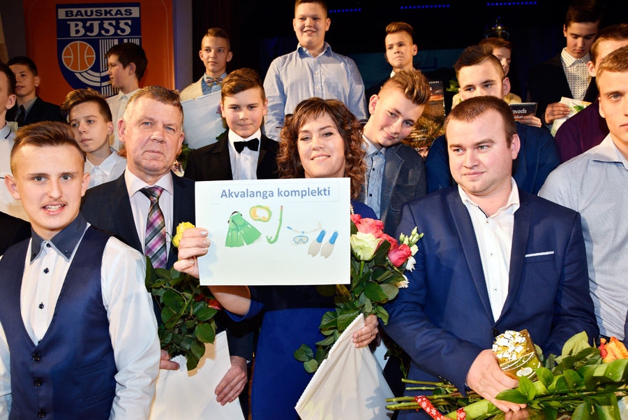 Basketbolisti aizvadītajā sezonā sasniedza labus rezultātus treneru Māra Šekava (centrā no kreisās), Līgas Rimševicas un Jura Ojāru vadībā.
Autors: Ivars Bogdanovs