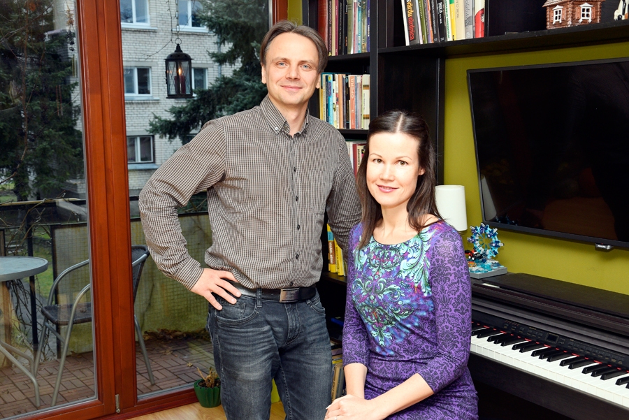 Dzīvesbiedri Linda Balode un Jānis Miklaševičs vēl aizvien katrs ir savā uzvārdā. «Reiz bildināju viņu. Nenoreaģēja,» ar humoru saka Jānis. «Noreaģēju gan. Es teicu: «Jā, kaut kad!» Lai viņš kāzas organizē!» smaida Linda.
Autors: Ivars Bogdanovs