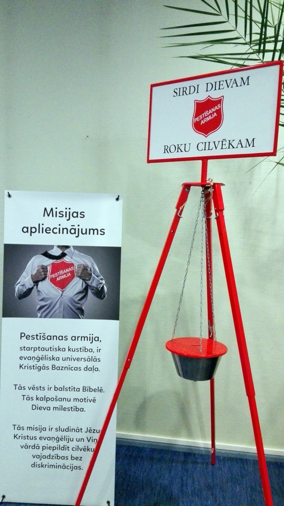 Tradicionālais Ziemassvētku katliņš ziedojumu vākšanai, ko Pestīšana Armija izmanto visā pasaulē.
Autors: no PA arhīva