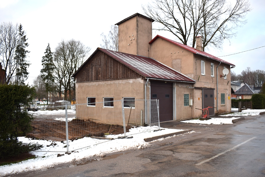 Teritorija pie Vecumnieku ugunsdzēsēju depo ēkas jau norobežota, lai sāktu pārbūvi.
Autors: Žanna Zālīte