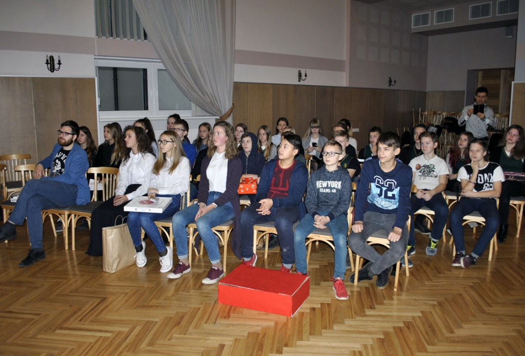 Bauskas Valsts ģimnāzijas Baltajā zālē pulcējušies septītklasnieki.
Autors: Vilnis Auzāns