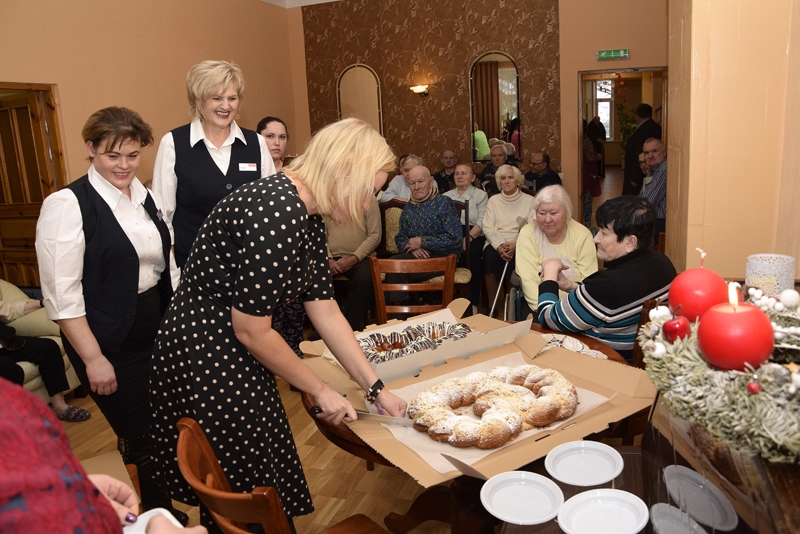 Pasniedzot dāvanu, ceturtdien, 21. decembrī, pansionātā bija ieradušās arī «Rimi» Bauskā pārstāves – vadītāja Inese Mūrniece (no kreisās) un servisa vadītāja Zaiga Pastva. No Bauskas tirgotavas viņas bija atvedušas vairākus gardus kliņģerus.
Autors: Ivars Bogdanovs