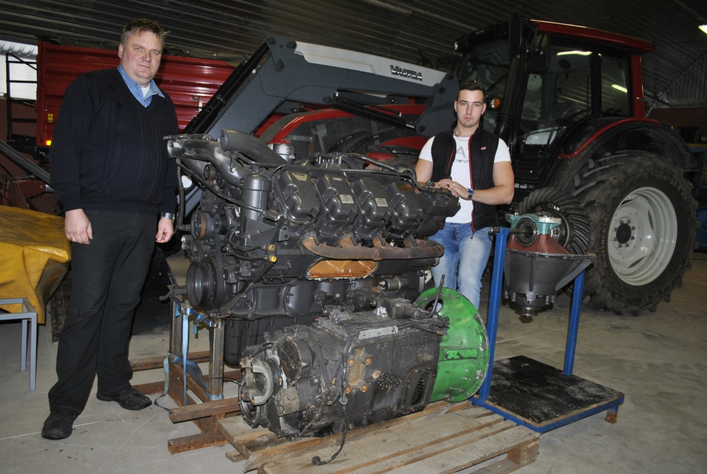 Pie «Scania» V8 motora uz statīva, pārnesumu kārbas un reduktora skolotāji Dagnis Dārznieks (no kreisās) un Ivars Stranķis.
Autors: No albuma.