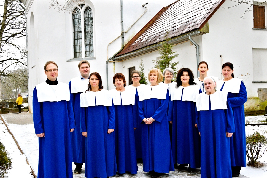 Ansambļa dziedātāji Silvija Kope, Ārija Bleija, Iveta Bergmane, Maija Mediņa, Dace Siugale, Ieva Knutze, Ginta Lukstiņa, Laija Riekstiņa, Sandris Matīsiņš, Kaspars Svirskis un vadītāja Zaiga Lazdiņa-Radziņa šogad jaunos tērpos muzicējuši gan pašu baznīcā, gan greznās zālēs Rīgā un kaimiņu novadu dievnamos.
Autors: Ivars Bogdanovs