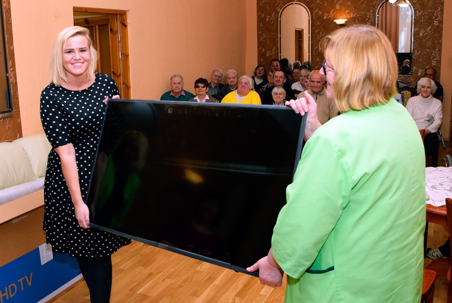 «Rimi» pārstāve Santa Postņikova (no kreisās) un «Derpeles» sociālā darbiniece Tija Lauciņa.
Autors: Ivars Bogdanovs