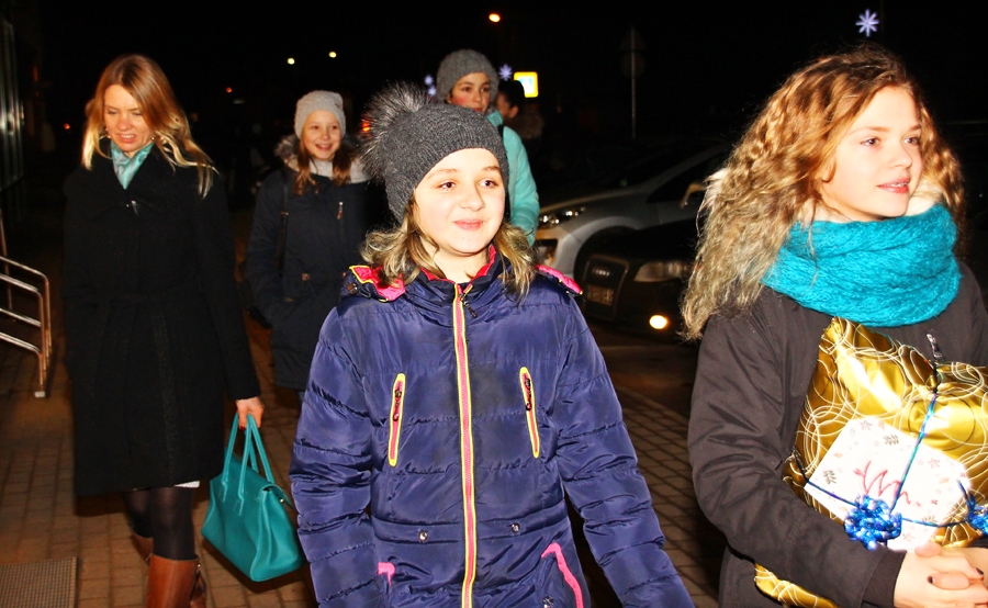 Dainida Matveja (tuvplānā no kreisās) un Nikola Marčenkova tumšajā vakarā dāvāja ļaudīm Ziemassvētku prieku.
Autors: Uldis Varnevičs