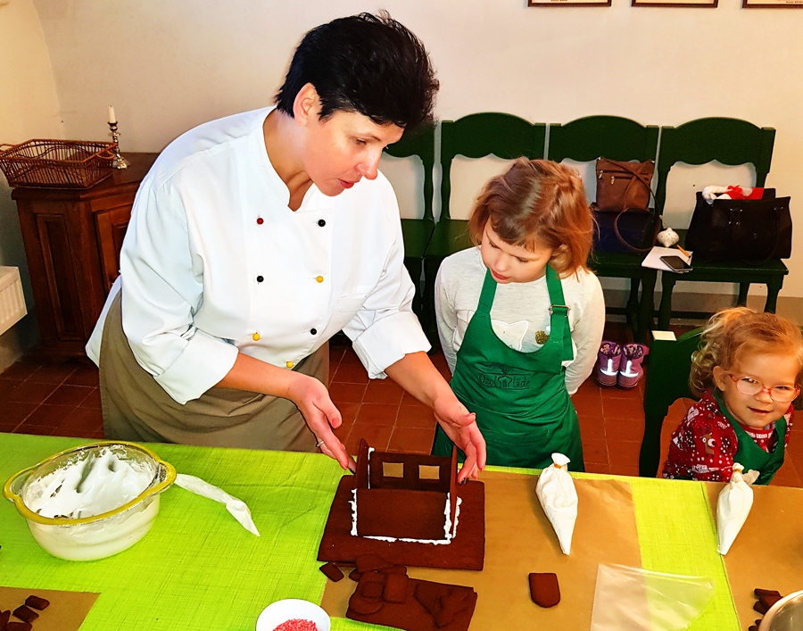 Būvniecības komplektiņš izsniegts katram, lielākā detaļa ir zemesgabals, uz kura celta mājiņa. Sīkās detaļas jālipina pašās beigās, jo, liekot visu reizē, mājiņa var neizturēt.
Autors: Sandra Danosa