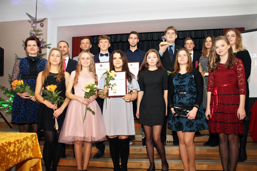 Iecavas novada 2017. gada jauniešu godināšanas pasākuma nominanti, organizatori un vadītāji.
Autors: Uldis Varnevičs