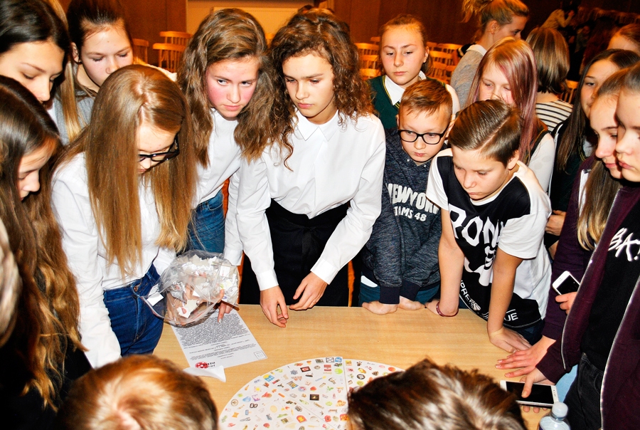 Luīze Burmistrova (centrā) no 7.a klases iepazīstina žūriju ar spēli «Latvijas mazā pica».
Autors: Vilnis Auzāns