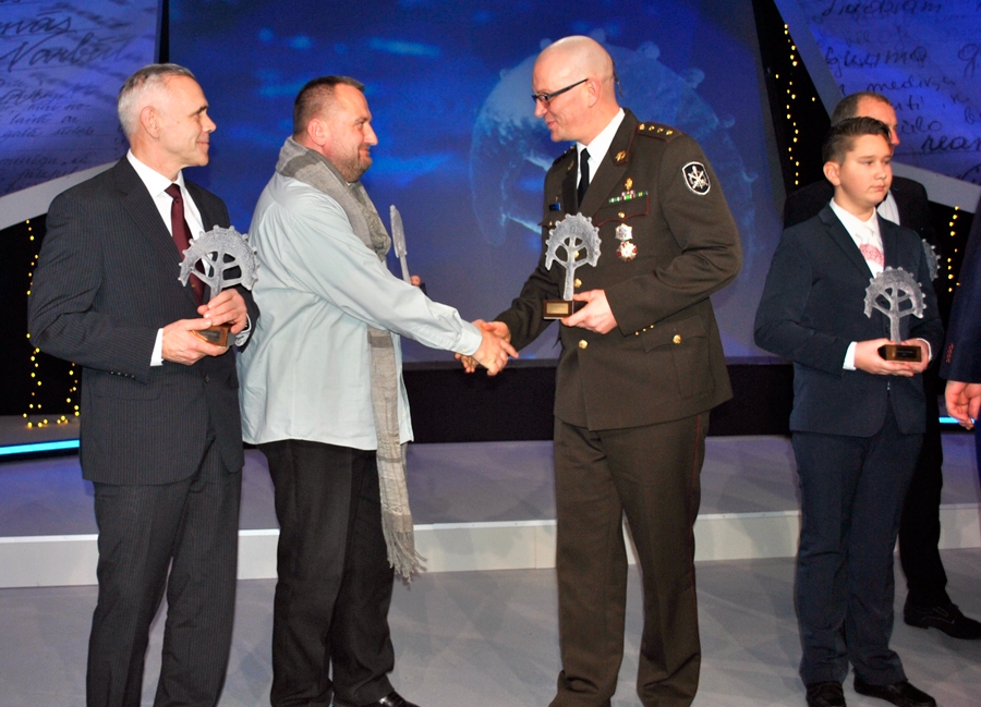 Andreju Mediņu (otrais no kreisās) ar balvas saņemšanu sveic vēl viens «Latvijas lepnuma» balvas ieguvējs, Nacionālo bruņoto spēku kapteinis Guntars Norberts.
Autors: Vilnis Auzāns