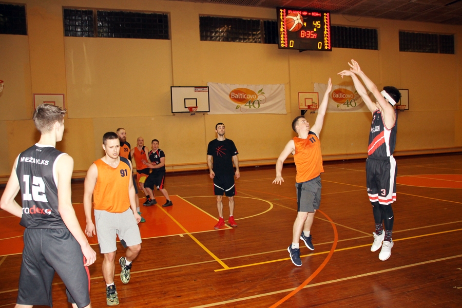 «Misa 1» (melnajos tērpos) savstarpējā spēlē piekāpās «Jelgavas NĪP» ar rezultātu 68:81.
Autors: Uldis Varnevičs