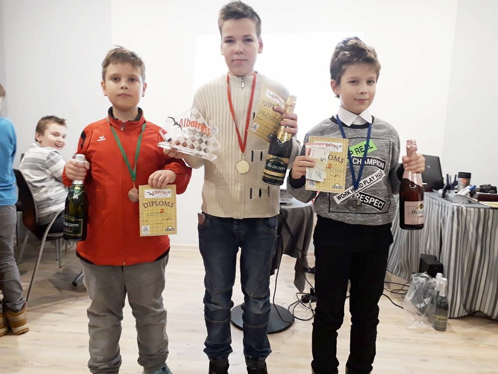 Denijs Vilhelms Krauklis (no labās) un Reinis Štāls bija labākie «Albatrosa» turnīrā.
Autors: Inga Bernāte