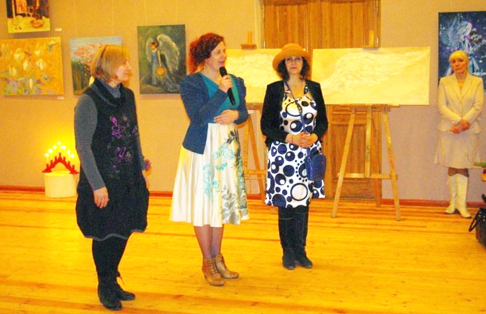 Rundāles gleznošanas studijas pārstāves, runā Laura Ikerte (vidū).
Autors: no pakruojis.lt