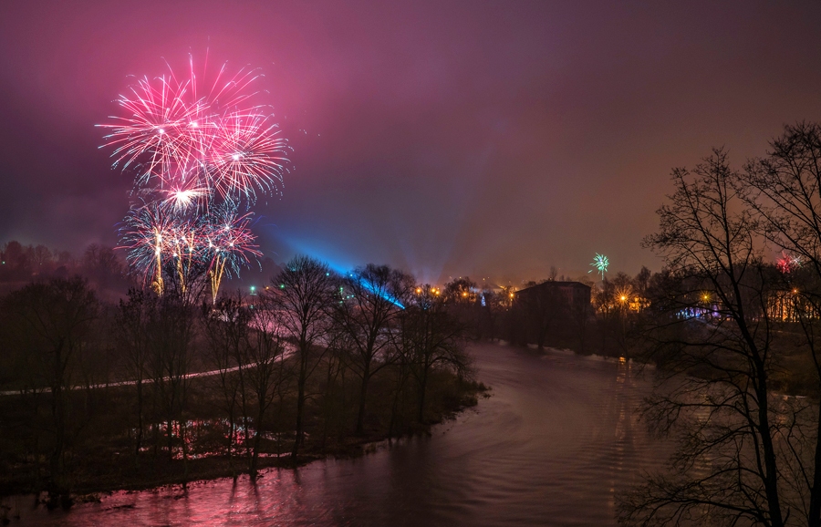 Skaistais salūts Bauskā Mēmeles krastos vēstīja par jaunu sākumu – klāt 2018. gads.
Autors: Jānis Paļulis