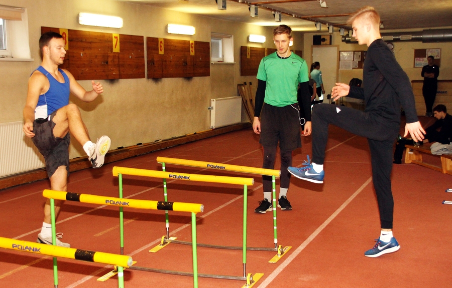 Bauskas stadiona manēžā trenējas Roberts Gļauda (no kreisās), Haralds Ladusāns un Dāvids Kutra.
Autors: Uldis Varnevičs
