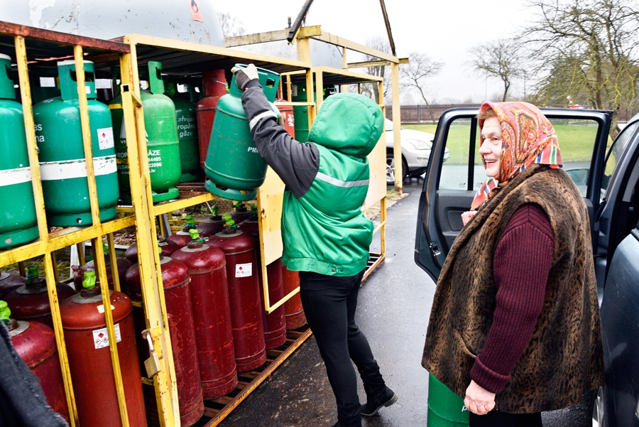 Baušķeniece Irēna Purvišķe izmanto mazos jaunā parauga balonus. Tos viņa maina «Latvijas Propāna gāzes» tirdzniecības vietā Bauskā.
Autors: Ivars Bogdanovs