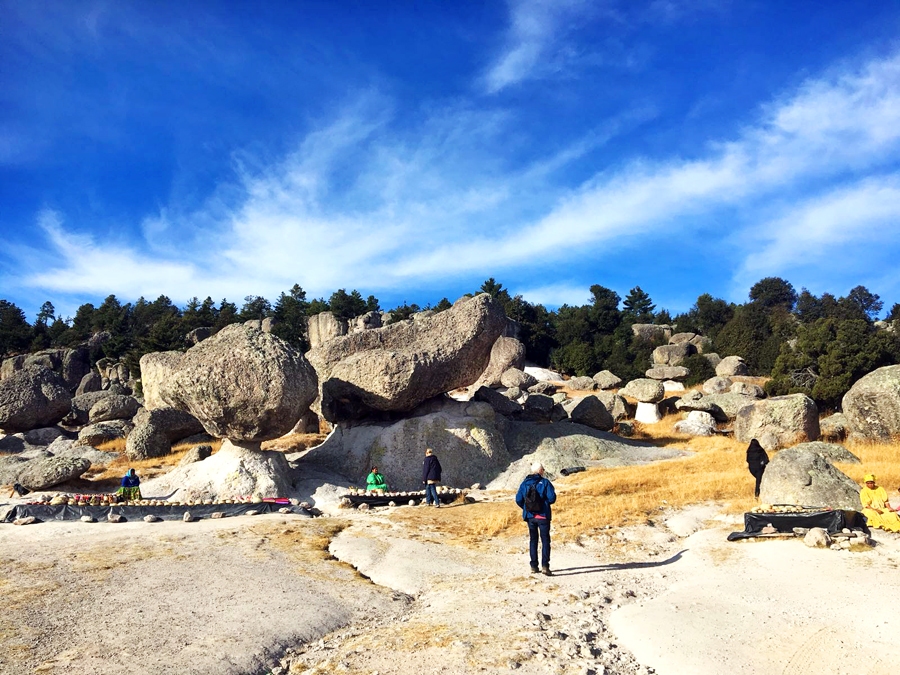 Skarbais klimats ar krasām temperatūras svārstībām un mitrumu izveido klintis pārsteidzošās formās.
Autors: no albuma