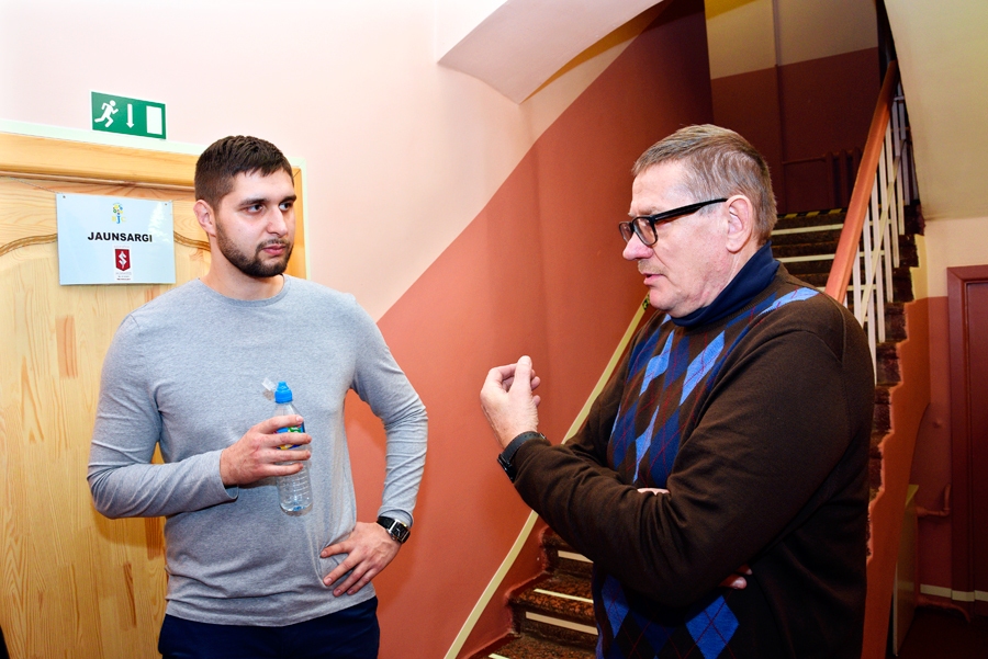 Artjoma Habaņena (no kreisās), Bauskas ugunsdzēsēja, diplomdarbu vērtē RTU Darba un civilās aizsardzības institūta profesors Vladimirs Jemeļjanovs.
Autors: Ivars Bogdanovs