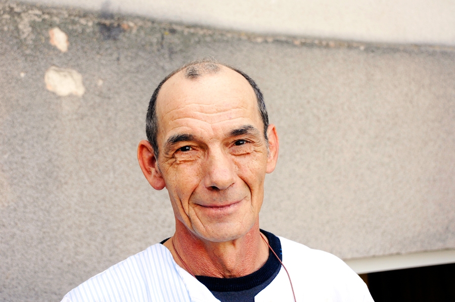 Jānim Savokinam, Bauskas Valsts ģimnāzijas ilggadējam pavāram, piešķirts pašvaldības godaraksts.
Autors: no «Bauskas Dzīves» arhīva