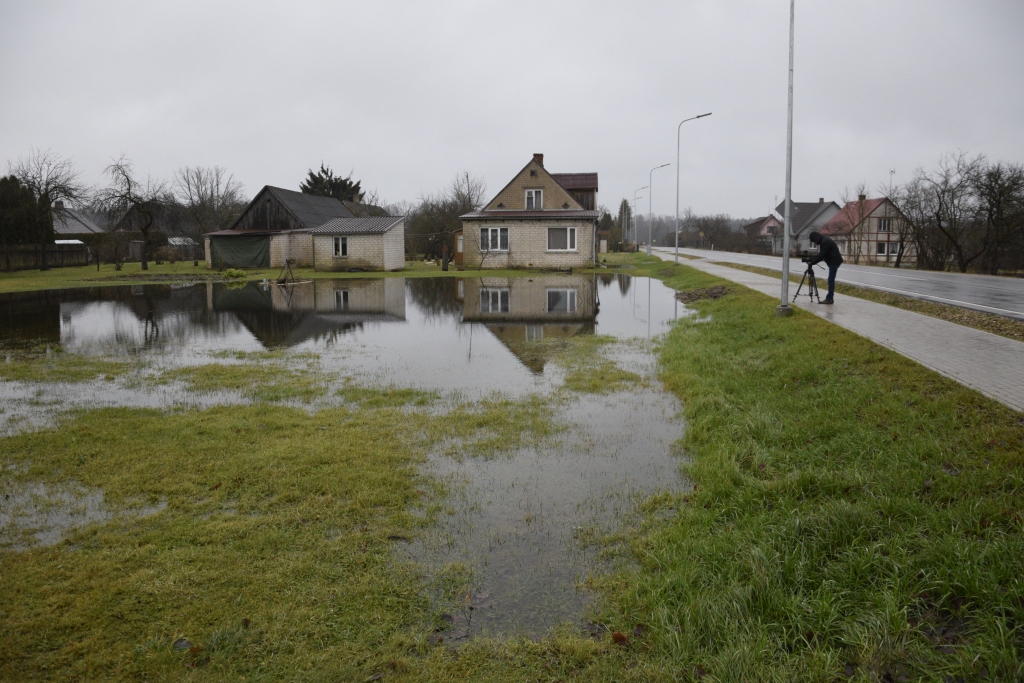 Uzņēmumā «Latvijas Valsts ceļi» uzskata, ka ūdens, kas Skaistkalnē ir sakrājies ceļam līdzās esošo teritoriju īpašumos, tur nav nonācis no ceļa. Par drenāžas sistēmām un ūdens novadi no īpašuma ir jārūpējas privātīpašniekiem, privāto īpašumu sakārtošanā nav iespējams ieguldīt valsts līdzekļus.
Autors: Ivars Bogdanovs