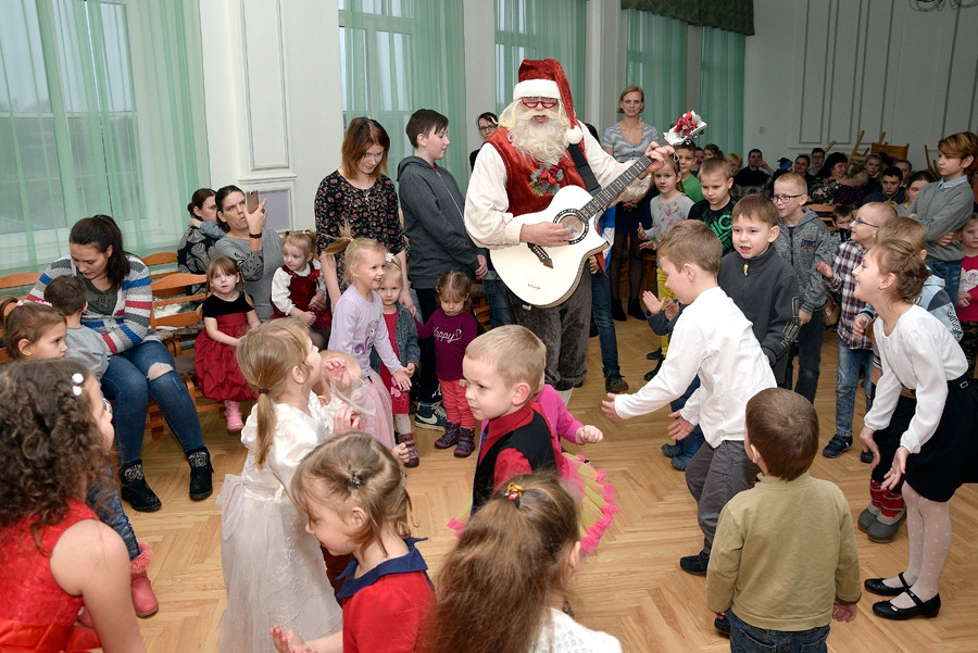 Aivara Birzmaļa Ziemassvētku vecīša aktivitātēs iesaistījās gandrīz visi sanākušie bērni.
Autors: Ivars Bogdanovs
