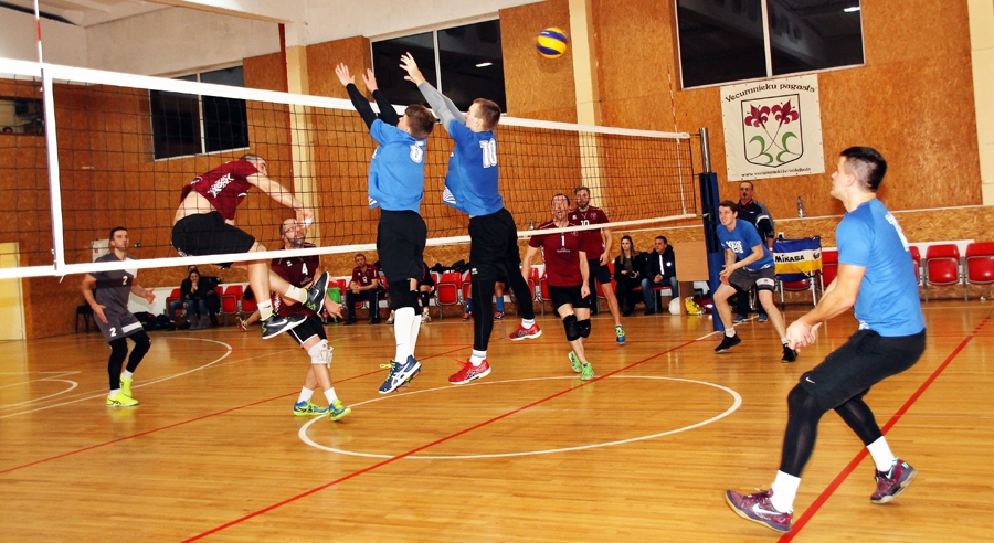 «Cīruļu ielas» uzbrucēji Rolands Plēsnieks (no kreisās), Oskars Lisovskis un Kaspars Kaverskis gatavojas kārtējā punkta izcīņai.
Autors: Uldis Varnevičs