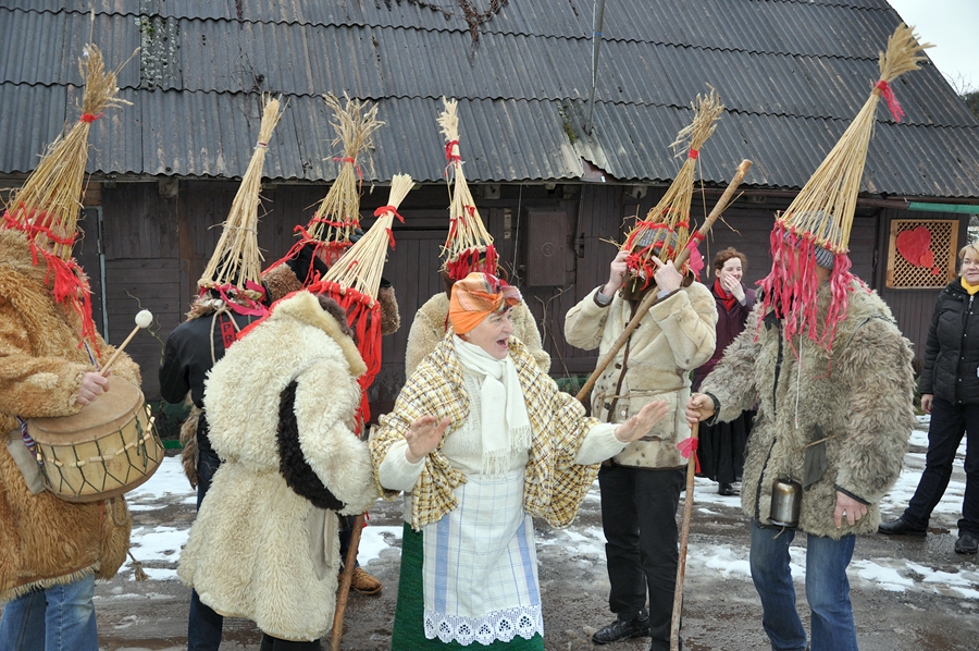 Tradicionāli Vecumnieku novadā tiek rīkotas gan budēļu cepuru darināšanas meistardarbnīcas, gan Meteņu aktivitātes ar budēļu masku gājienu.
Autors: no «Bauskas Dzīves» arhīva
