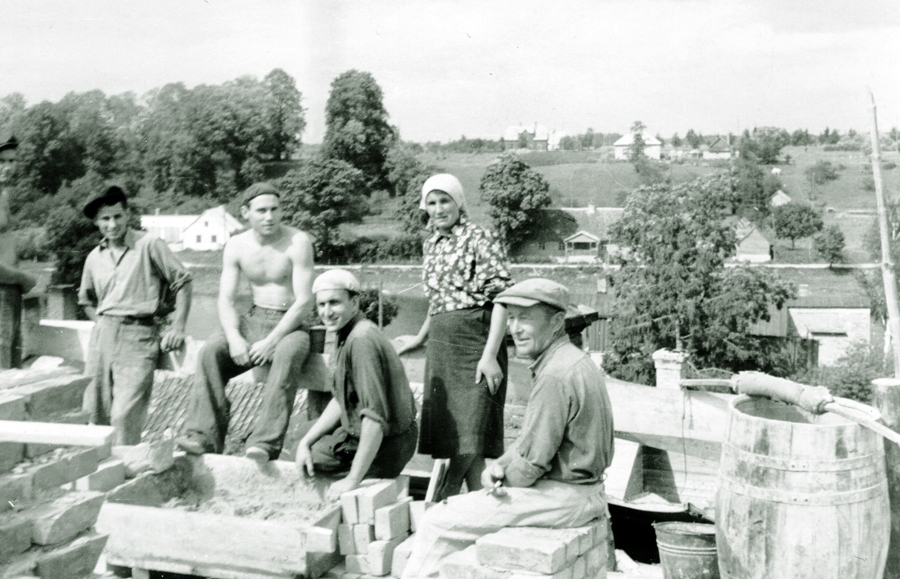 Trešā stāva būvniecība Bauskas 2. vidusskolas ēkai. 1955. gada foto – strādnieki uz ēkas jumta.
Autors: no I. Līnes pētījuma