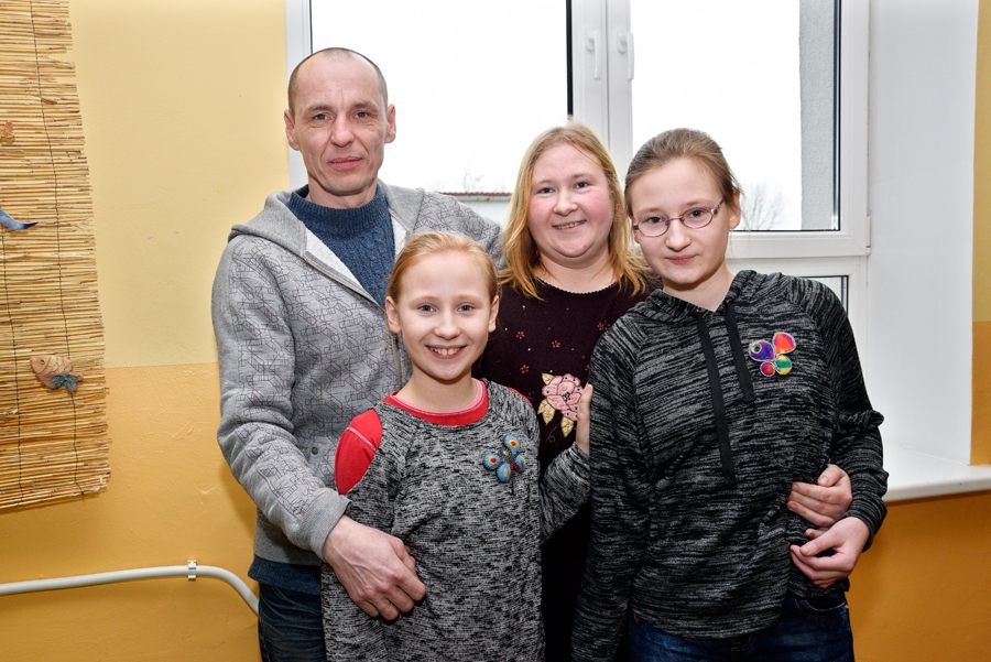 Meitu Kates (no labās) un Dārtas skolēnu mācību uzņēmumu festivālā iegūtais labākās pārdošanas komandas tituls visnotaļ pienākas arī vecākiem Gunitai un Zintim Esīšiem – patiesiem dzimtās vietas patriotiem un nenogurdināmiem optimistiem.
Autors: Ivars Bogdanovs