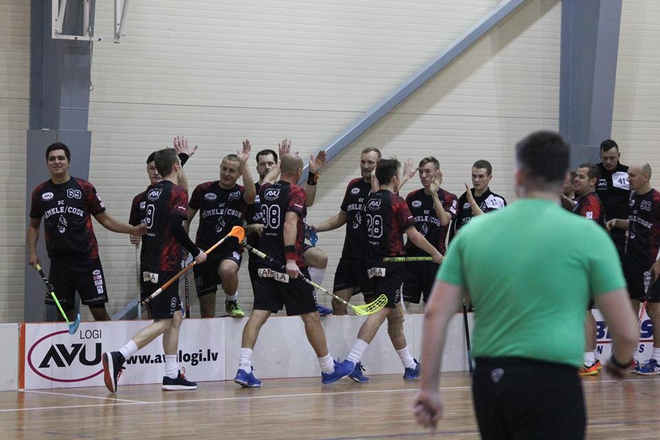 «SC «Mēmele»/Code» komandas spēlētāji pēc vārtu guvuma sveic cits citu.
Autors: No albuma.