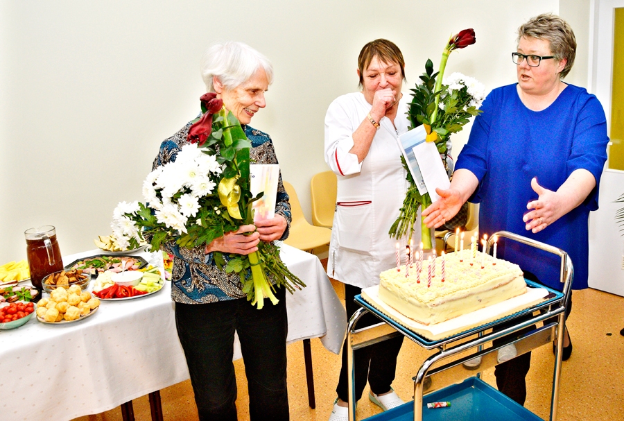 Dakteres Rūta Eimusa un Zinaida Vītola ar kolēģu sarūpēto torti. Bijušās bērnu nodaļas vārdā to apbalvotajām mediķēm pasniedz Bauskas slimnīcas aprūpes nodaļas medmāsa Sarmīte Stankēviča.
Autors: Ivars Bogdanovs