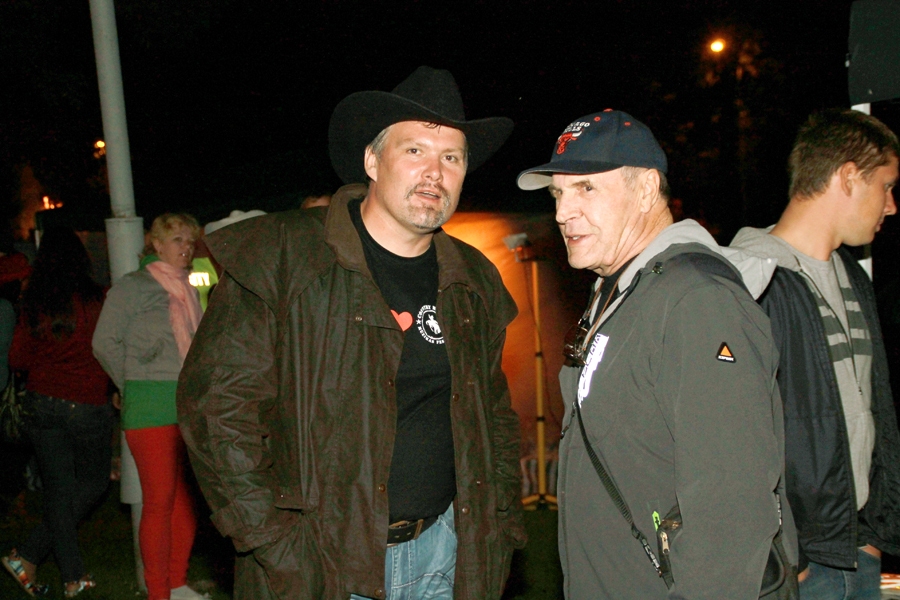 Mārtiņš Ruža (no kreisās) un Jānis Matisons tiekas Kantrimūzikas festivālā Bauskā.
Autors: no «Bauskas Dzīves» arhīva