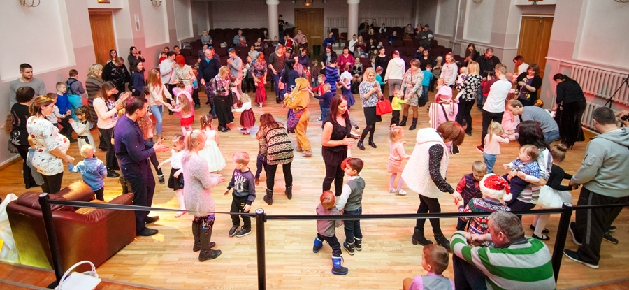 Bauskas novada pirmsskolas vecuma mazuļi decembrī pulcējās Bauskas kultūras centrā svinīgā pasākumā, kurā atzīmēja gada nogales gaidītākos svētkus – Ziemassvētkus. Šajā reizē tika sveikti arī novada jaunākie pilsoņi.
Autors: Nauris Veiss