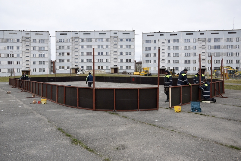 Apmales uzstādīs, uzlies ledu. Ja laika apstākļi ļaus, baušķenieki varēs slidot.
Autors: Ivars Bogdanovs
