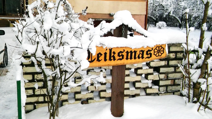 Nosaukums mājai cēlies no vārda «teiksma», kas ir teika, leģenda.
Autors: no personiskā albuma