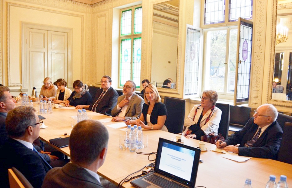 Šī gada beigās notiks universālās digitālās enciklopēdijas pirmo šķirkļu atvēršana un vienīgā drukātā Latvijas sējuma prezentācija.
Autors: no LNB albuma