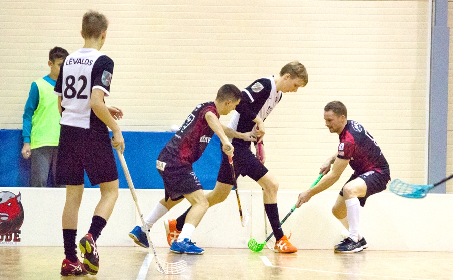 Divi Bauskas komandas «Dāvidi» pret vienu Liepājas «Goliātu».
Autors: Andis Beķeris