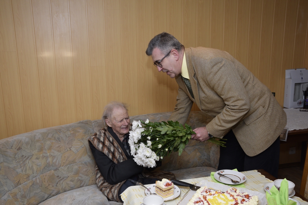 Rūdolfs Žamaitis šaisaulē aizvadījis 102 gadus. Viņu sveic Bauskas novada domes priekšsēdētājs Raitis Ābelnieks.
Autors: Ivars Bogdanovs