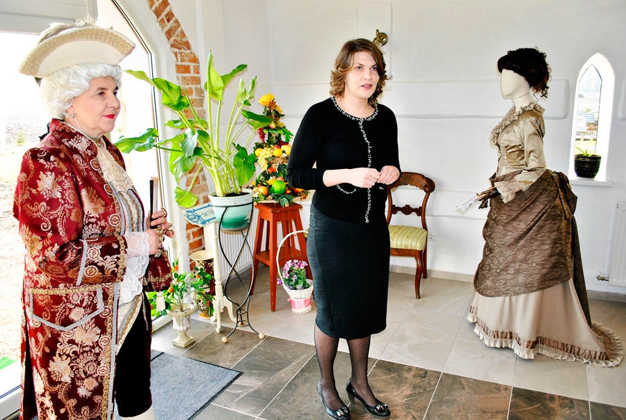 Elīna Kuzņecova un Jeļena Forste oberceremonijmeistara lomā uzņēma viesus un izrādīja Gaujienas kora dziedātājiem topošo vēsturisko tērpu ekspozīciju.
Autors: Antra Ērgle