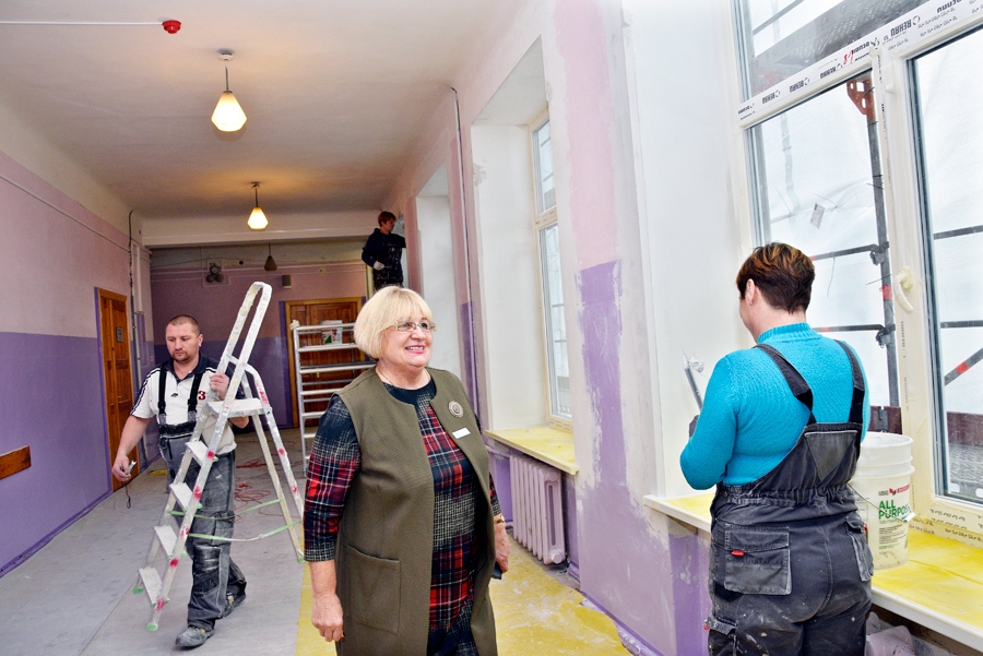 Bauskas 2. vidusskolā remontdarbus uzrauga izglītības iestādes vadītāja Vera Grigorjeva (centrā).
Autors: Ivars Bogdanovs