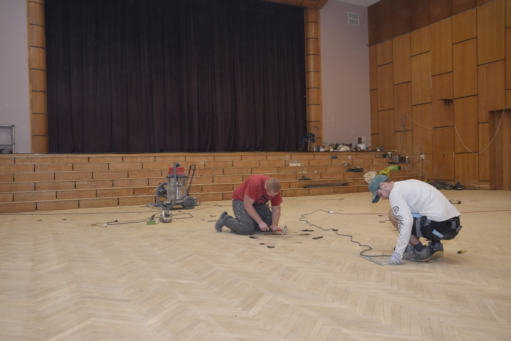 SIA «GS Celt» strādnieki lielajā zālē veic parketa protezēšanu.
Autors: Ivars Bogdanovs