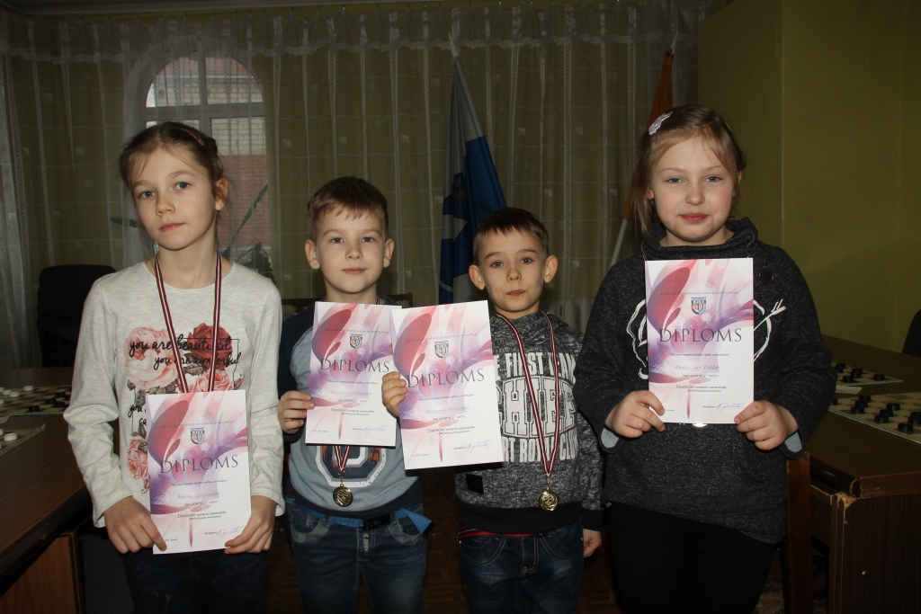 Marta Spruntule (no kreisās), Renārs Staškevics, Roberts Maikūns un Zane 
Lea Zunda - Bauskas pilsētas pamatskolas dambretes komandas dalībnieki.
Autors: Uldis Varnevičs