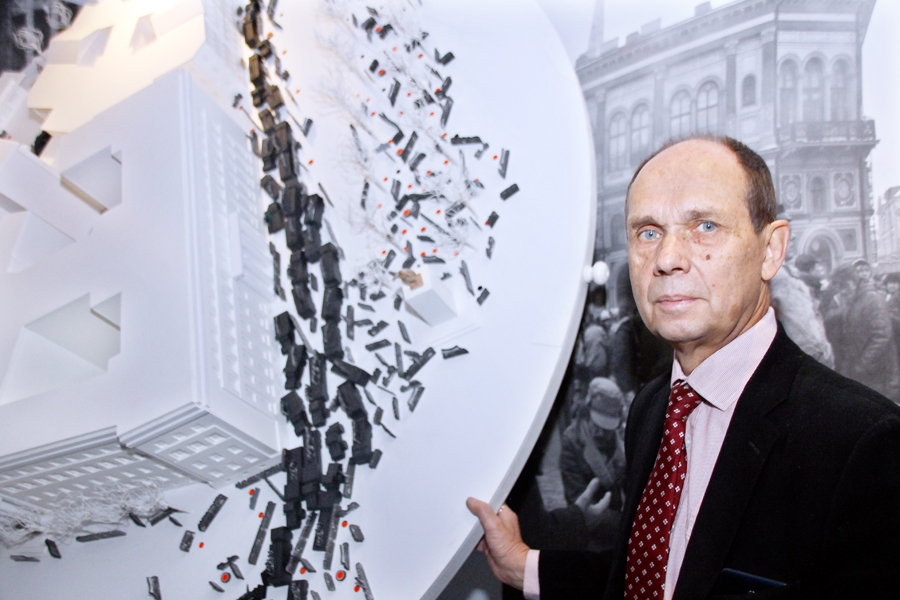 Renārs Zaļais pie ekspozīcijas stenda – kustināma apļa, uz kura izbūvētais makets attēlo barikādes ap toreizējo Ministru padomes ēku. Maketā redzams Ļeņina piemineklis, kuru no šīs vietas «aizslaucīja» arī 1991. gada barikāžu notikumi.
Autors: Uldis Varnevičs