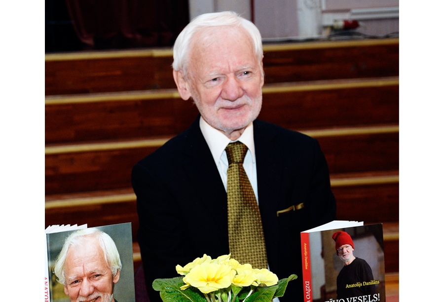 Anatolijs Danilāns paralēli darbam P. Stradiņa Klīniskajā universitātes slimnīcā bieži tiekas ar cilvēkiem visā Latvijā, kuri no daktera vēlas uzzināt, «kā nodzīvot dzīvi ilgi un laimīgi».
Autors: Ivars Bogdanovs