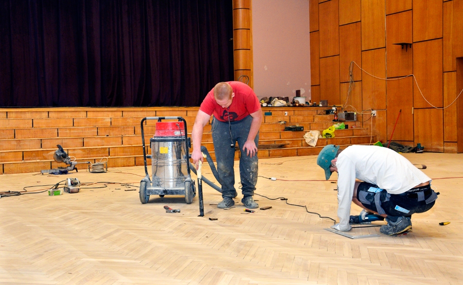 Īslīces kultūras namā meistari protezē parketu.
Autors: Ivars Bogdanovs
